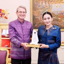ดร.ฮาราลด์ ลิงค์ ประธาน บี.กริม รับโล่ประกาศเกียรติคุณเป็น “ค่าของแผ่นดิน” ปี 2566 ตอกย้ำวิสัยทัศน์ในการดำเนินธุรกิจด้วยความโอบอ้อมอารี มุ่งสร้างประโยชน์ให้สังคม-ประเทศชาติในทุกมิติ