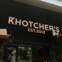 “คชเชอร์ คาเฟ่” คาเฟ่ที่ออกแบบให้สัมผัสถึงบรรยากาศครอบครัว รู้สึกถึงความอบอุ่น“ feel like home ” คือนิยามอันเหมาะสมลงตัว กับ คาเฟ่ใจกลางเมืองย่านจังหวัดนนทบุรี