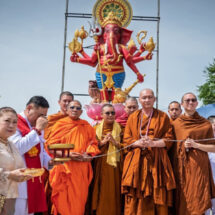 หลวงตาม้า วัดถ้ำเมืองนะ”เมตตา มาพร้อมคณะสงฆ์ และ คลื่นมหาชนร่วมพลังแห่งความศรัทธา มากล้น เต็มลานพิธีบวงสรวงเททอง หล่อ”องค์ท้าวเวสสุวรรณ” สูง 2.59 เมตร(วาระองค์แรก) บังเกิดอาทิตย์ทรงกลด .