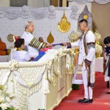 พระบาทสมเด็จพระเจ้าอยู่หัว โปรดเกล้าฯ ให้ พลเอก สุรยุทธ์ จุลานนท์ ประธานองคมนตรี เป็นผู้แทนพระองค์ มอบปริญญาบัตรแก่บัณฑิต มทร.ธัญบุรี ครั้งที่ 39