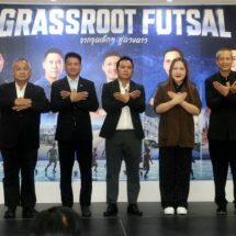 “ธนาธร-แพรพลอย” โค้ชและผู้เล่นชุดประวัติศาสตร์ฟุตซอลหญิงเวิลด์คัพ ถ่ายทอดเส้นทางจากจุดเล็กสู่เวทีโลก นำทัพเปิดตัว “GRASSROOT FUTSAL” สารคดี 7 ตอน จาก 7 นักฟุตซอลทีมชาติไทย ตามรอยสนามชุมชน จุดประกายฝันเยาวชนรากหญ้า