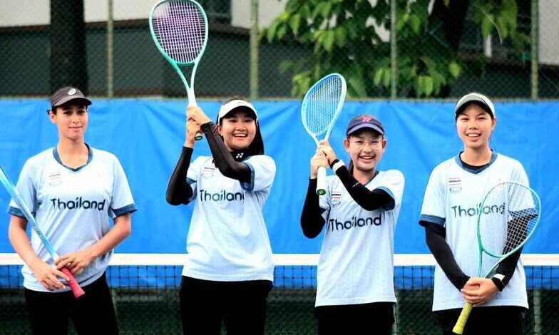5 นักหวดสาวซอฟท์เทนนิสทีมชาติไทย ชุดลุยศึกเอเชี่ยนเกมส์ที่เมืองนาโงย่า ประเทศญี่ปุ่น ซ้อมเข้ม นางอุดมลักษณ์ ศิริกุลเลิศรัฐ นายกสมาคมกีฬาซอฟท์เทนนิสแห่งประเทศไทย หวังลุ้นเหรียญรางวัลฝากแฟนกีฬาชาวไทย
