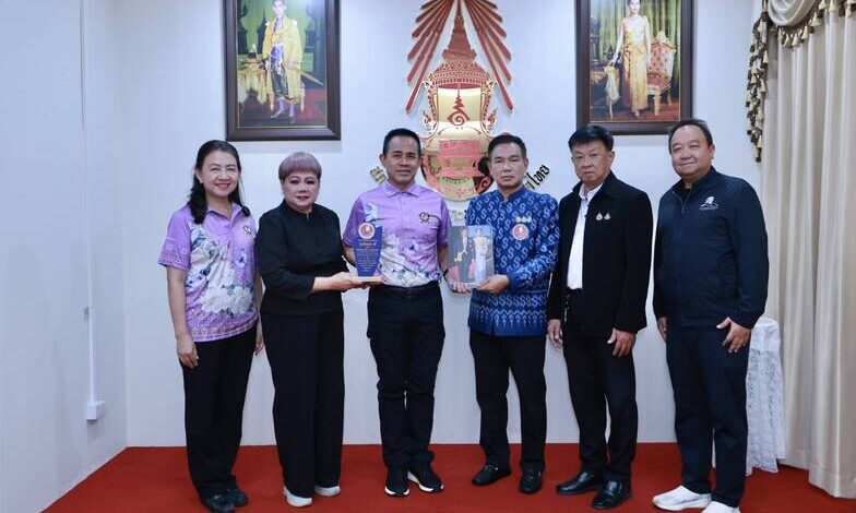 นายกสมาคมสมาพันธ์นักข่าว(ประเทศไทย) มอบโล่เกียรติยศ”ฐานันดร๔”ให้แก่ร.ต.ท.ดร.มนัส โนนุช ประธานสภาสังคมสงเคราะห์แห่งประเทศไทย ในพระบรมราชูปถัมภ์ ประธานกรรมการมูลนิธิมิราเคิล ออฟ ไลฟ์